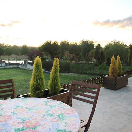 La Maison Et Son Jardin Sur Le Canal De Bourgogne Ravieres 外观 照片