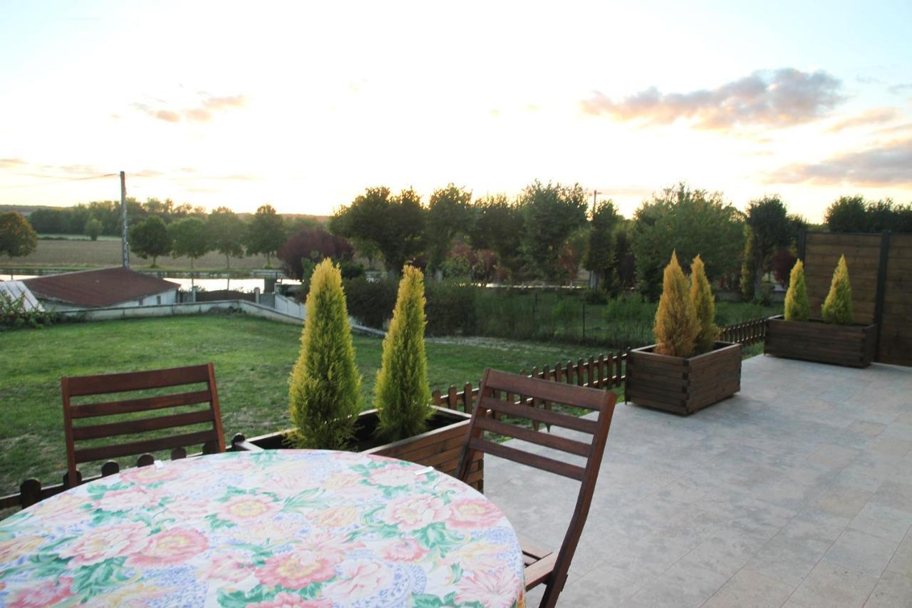La Maison Et Son Jardin Sur Le Canal De Bourgogne Ravieres 外观 照片