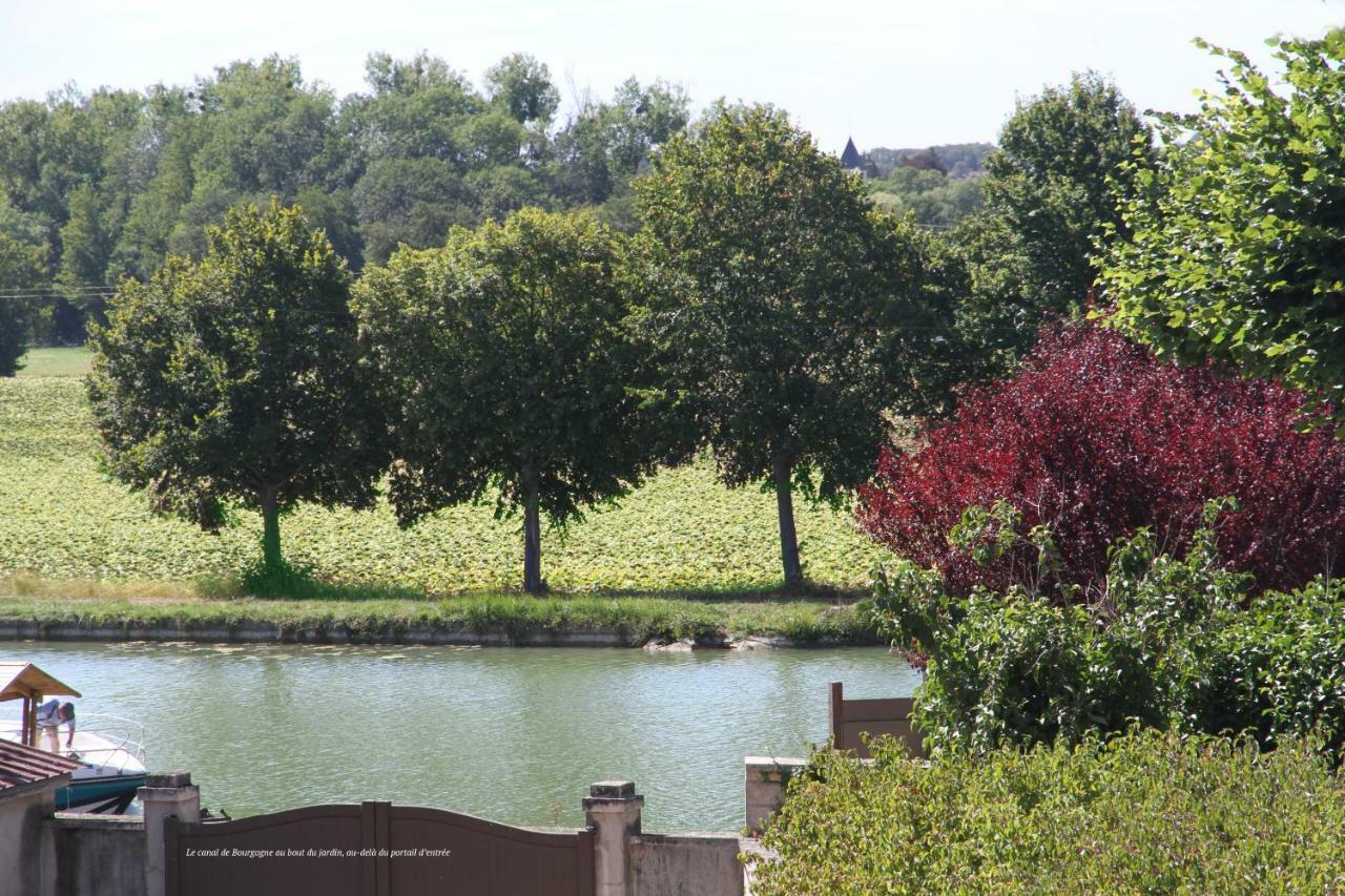 La Maison Et Son Jardin Sur Le Canal De Bourgogne Ravieres 外观 照片