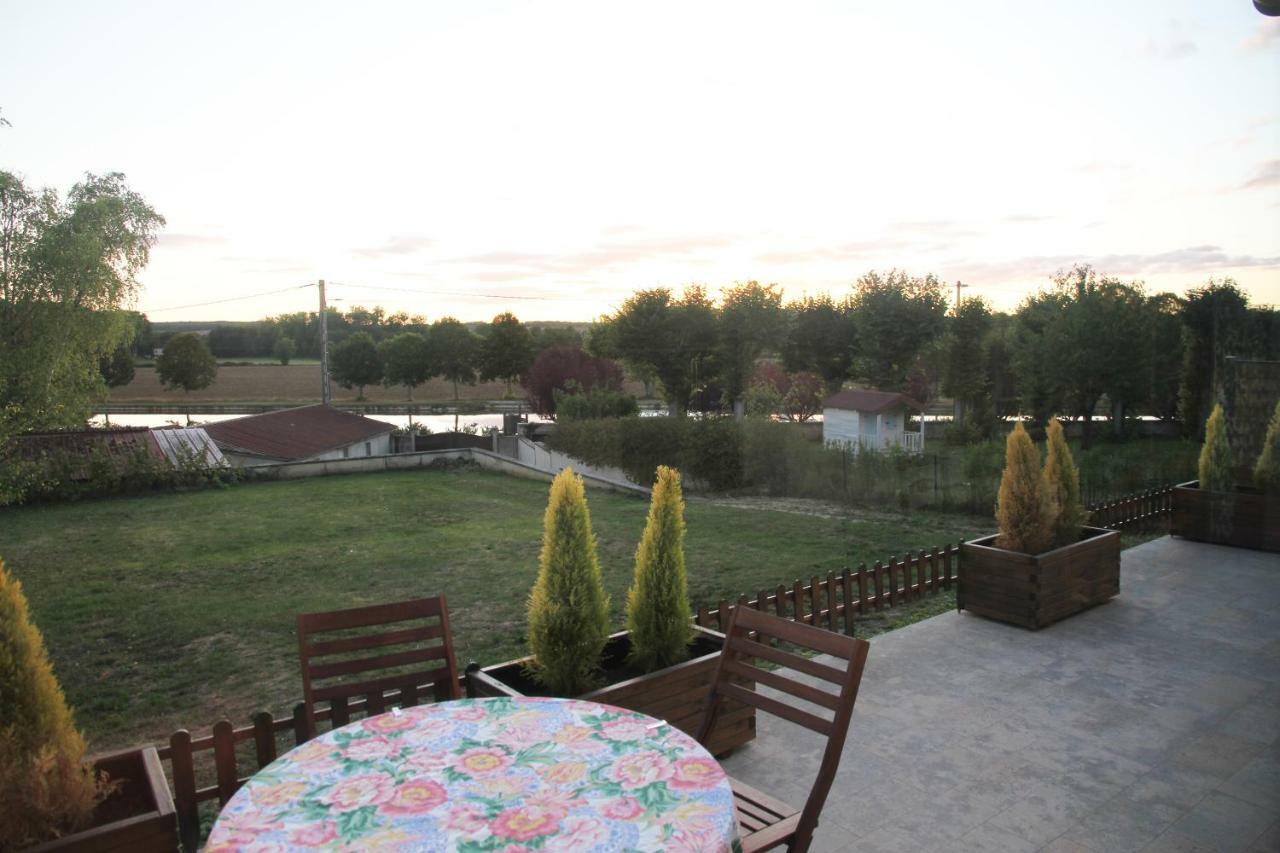 La Maison Et Son Jardin Sur Le Canal De Bourgogne Ravieres 外观 照片